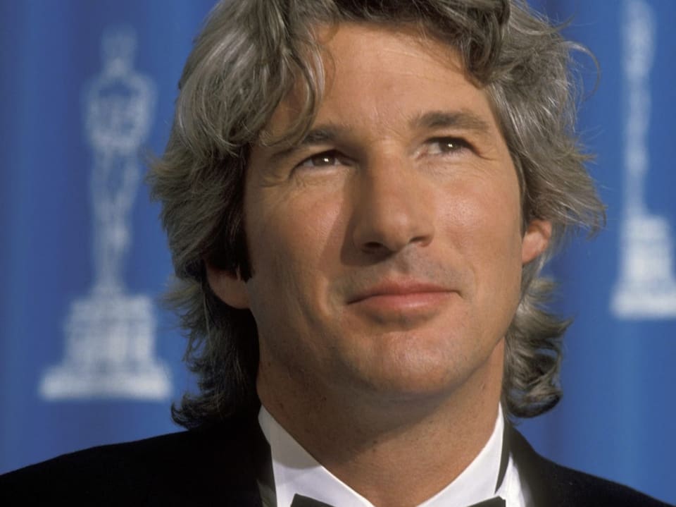 Richard Gere schaut sexy in die Kamera