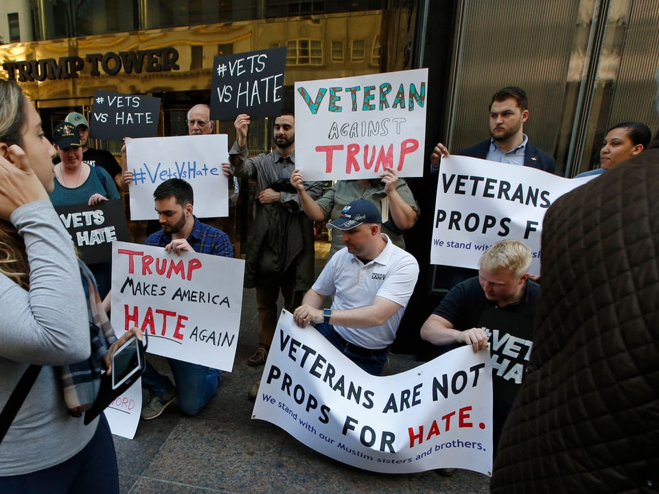 Armee-Veteranen demonstrieren mit Plakaten gegen Donald Trump.