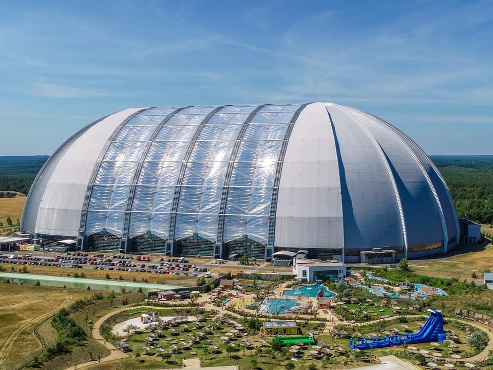 Aussenansicht des Tropical Islands, einem grossen Indoor-Badepark in der Nähe von Berlin