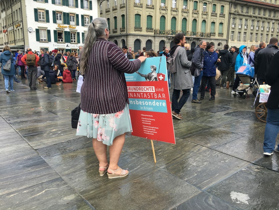 Frau mit Plakat "Grundrechte sind unantastbar"