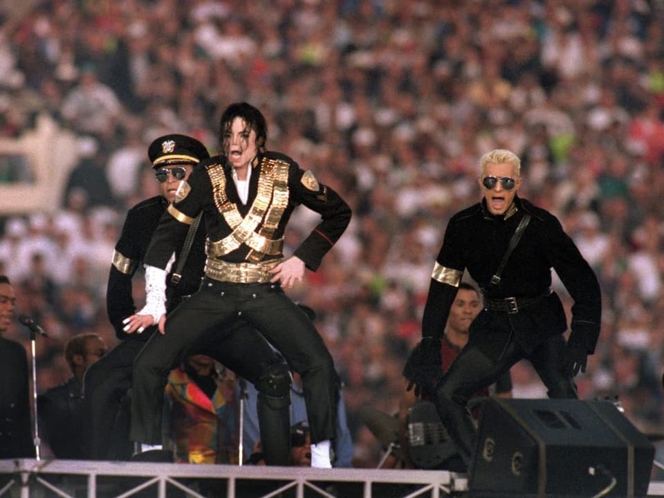 Michael Jackson und zwei Background-Tänzer beim Super Bowl Auftritt.