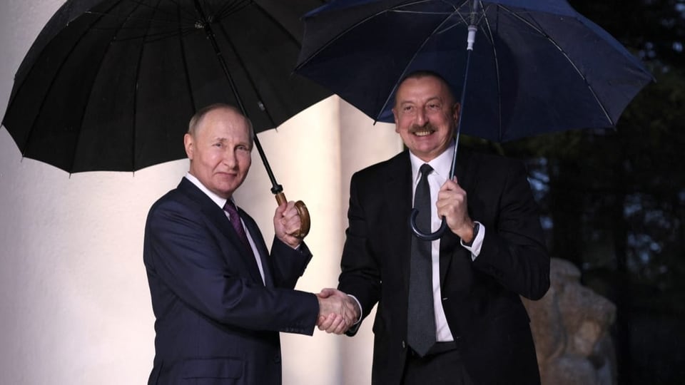 Putin und der aserbaidschanische Präsident schütteln sich die Hände.