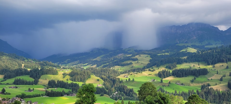 Hügellandschaft und Regenzelle