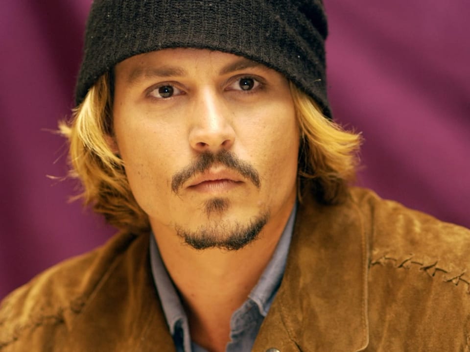 Johnny Depp mit Kappe und blonden Haaren