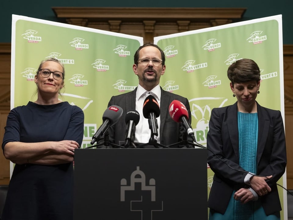 Balthasar Glaettli spricht an der Seite von Aline Trede und Lisa Mazzone während einer Medienkonferenz der Grünen.