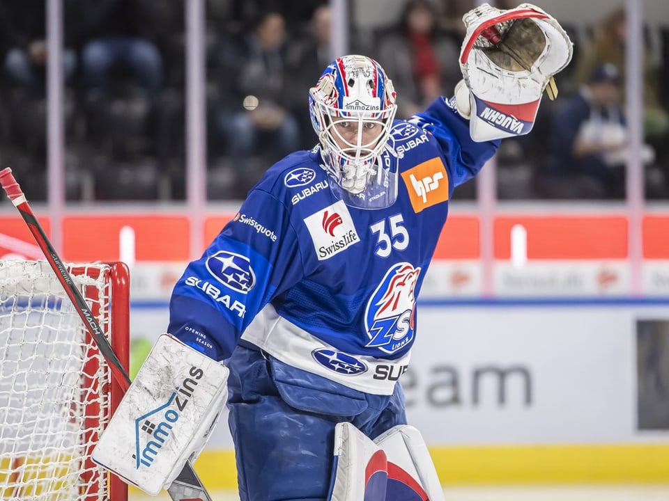 Eishockey-Torwart in blauer Uniform hebt seinen linken Handschuh.