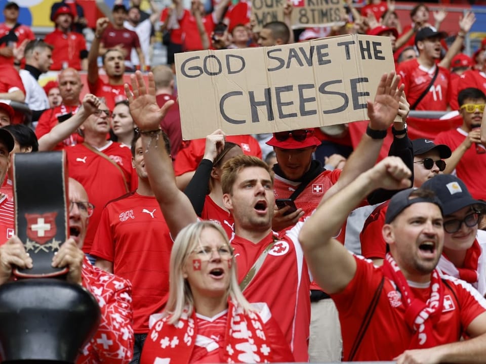 Schweizer Fans im Natitrikot feuern die Mannschaft an.