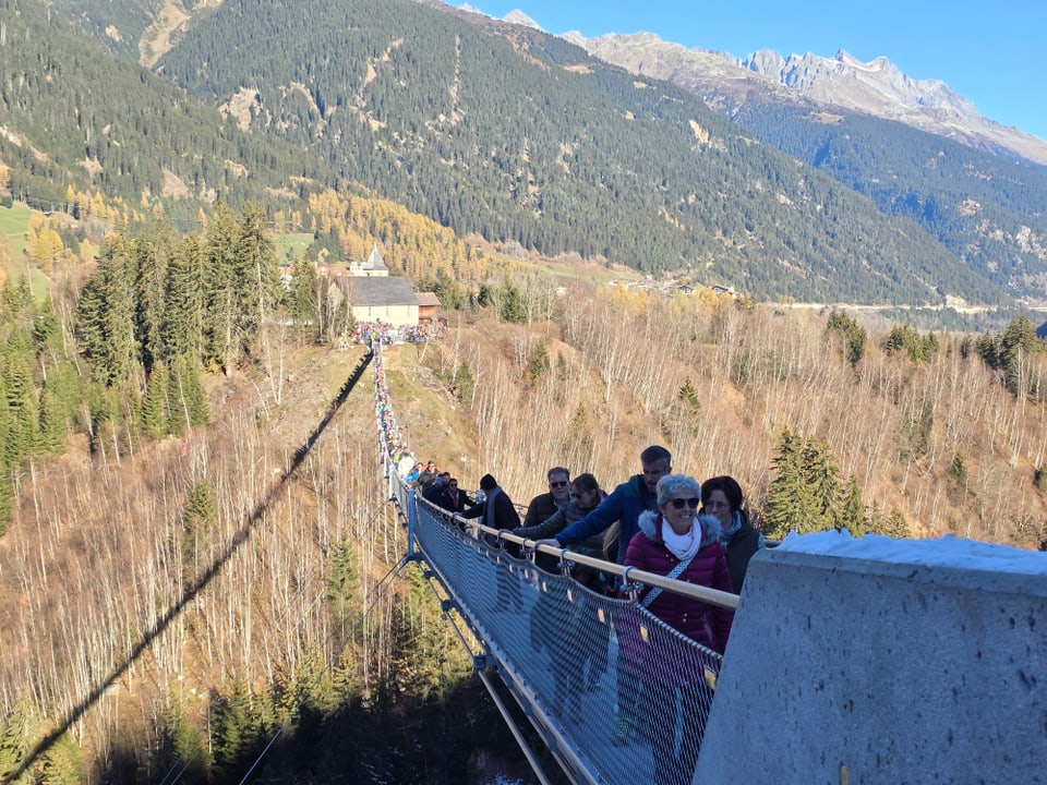 Auf der anderen Seite der Hängebrücke. 