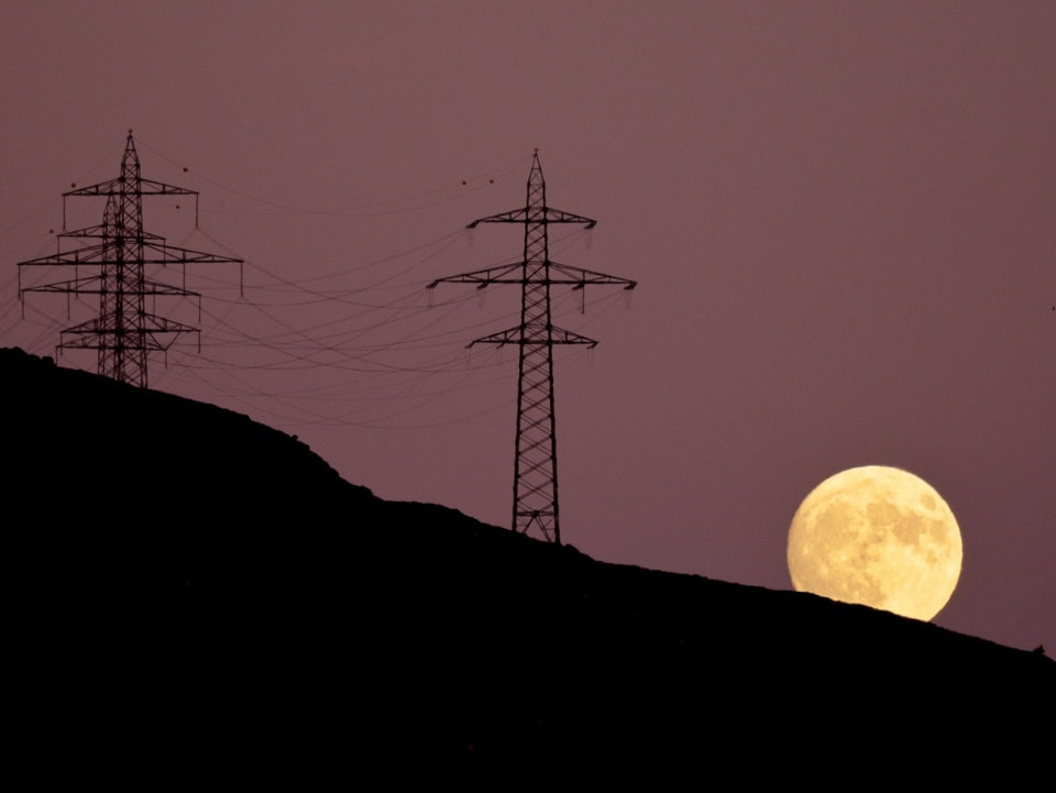 Supermond vor rötlichem Himmel 