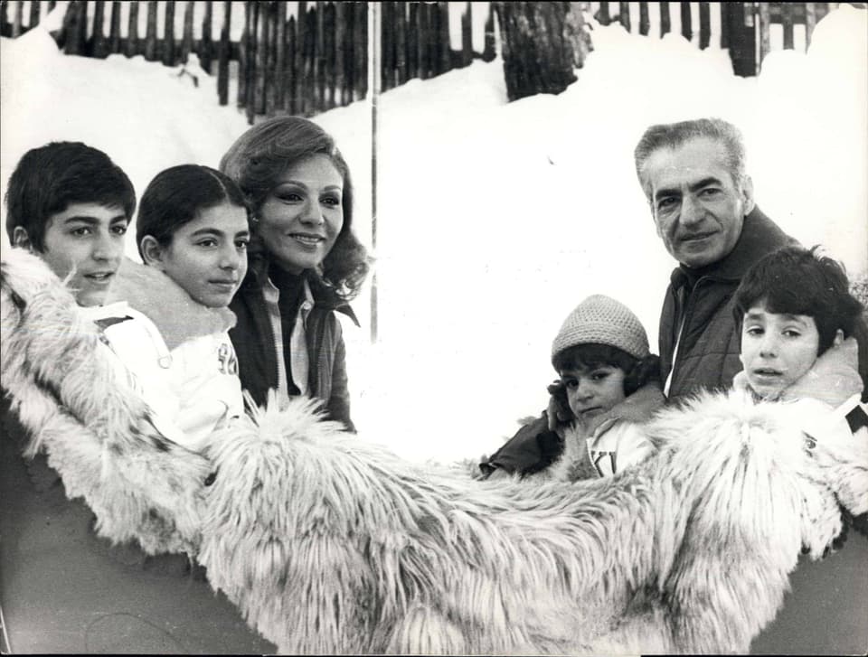 Die Shah-Familie auf einem Schlitten.