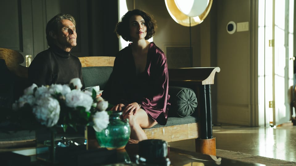 Willem Dafoe und Margaret Qualley als manipulatives Liebespaar im ersten Kapitel des Episodenfilms «Kinds of Kindness».