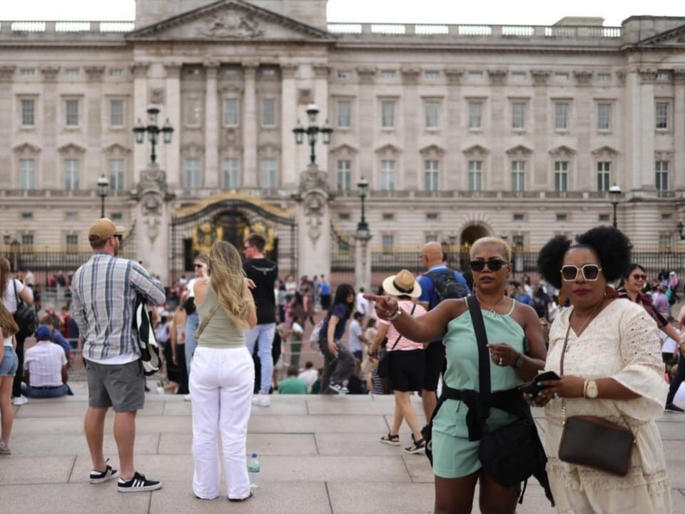 Touristen vor dem Buckingham Palace in London.