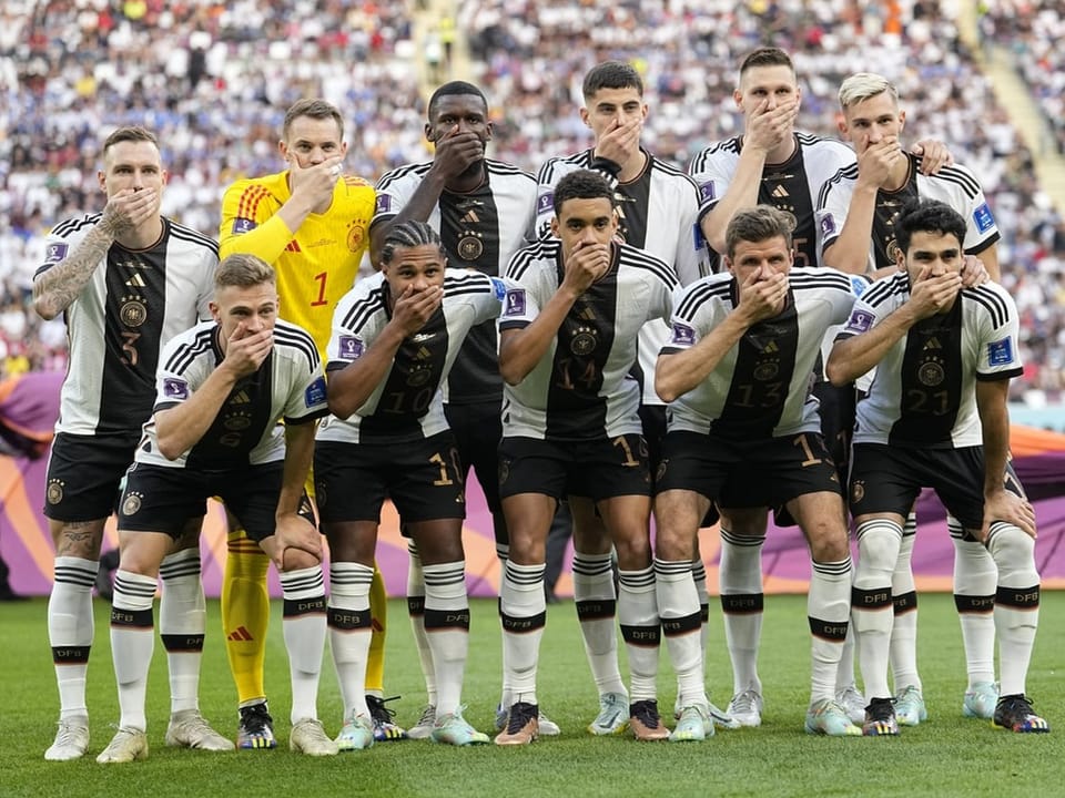 Deutschland posiert an der WM in Katar mit der Hand vor dem Mund. Damit prangern sie Arbeitsbedingungen in Katar an. 
