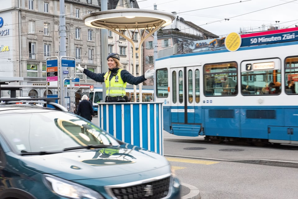 Polizistin regelt den Verkehr von der Verkehrskanzel am Central