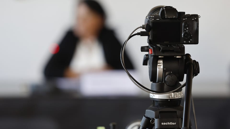 Kamera filmt eine Person an einer Medienkonferenz.