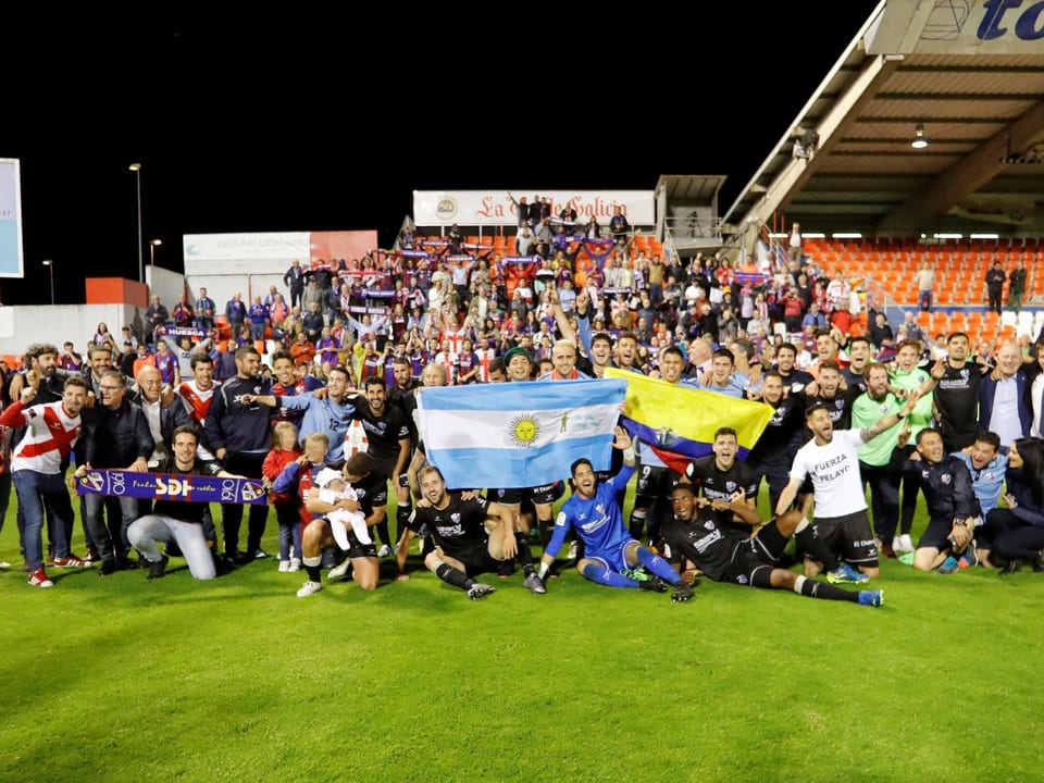 Das Team von SD Huesca nach dem Aufstieg.