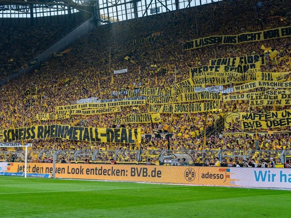 Blick auf die Südtribüne mit etlichen Bannern