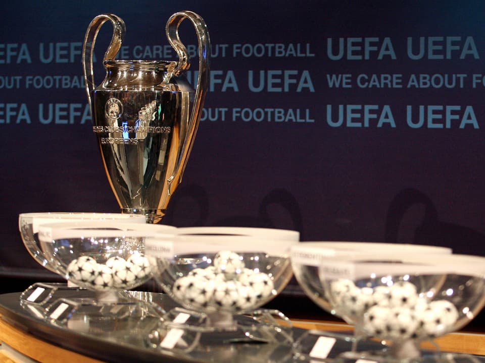 UEFA Champions League Pokal mit Loskugeln in Schalen.