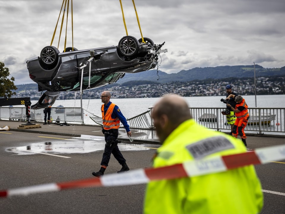 Auto wird mit einem Kran aus dem Wasser gehoben.