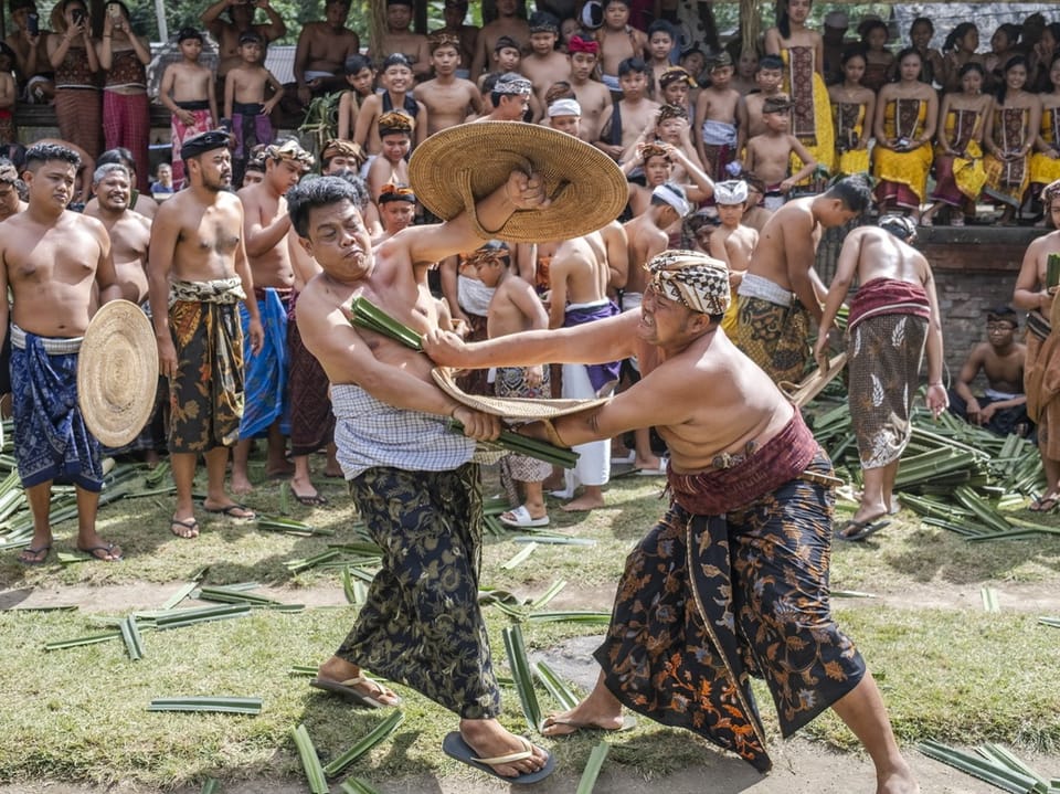 Traditioneller indonesischer Stockkampf mit Zuschauern.