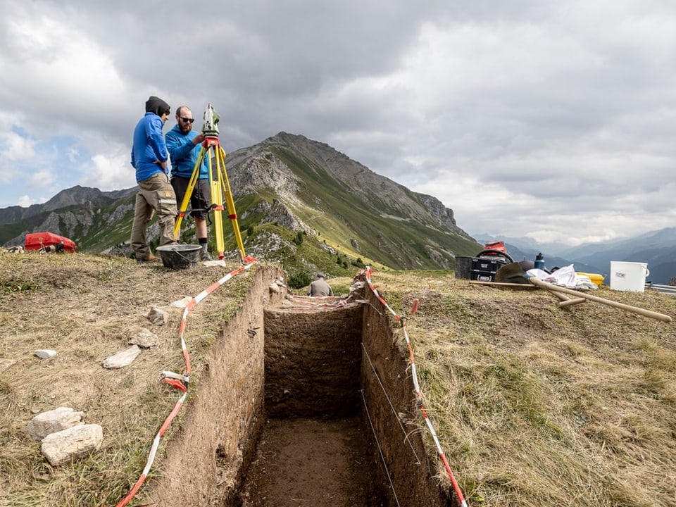 Archäologen arbeiten an einer Ausgrabungsstätte in den Bergen.