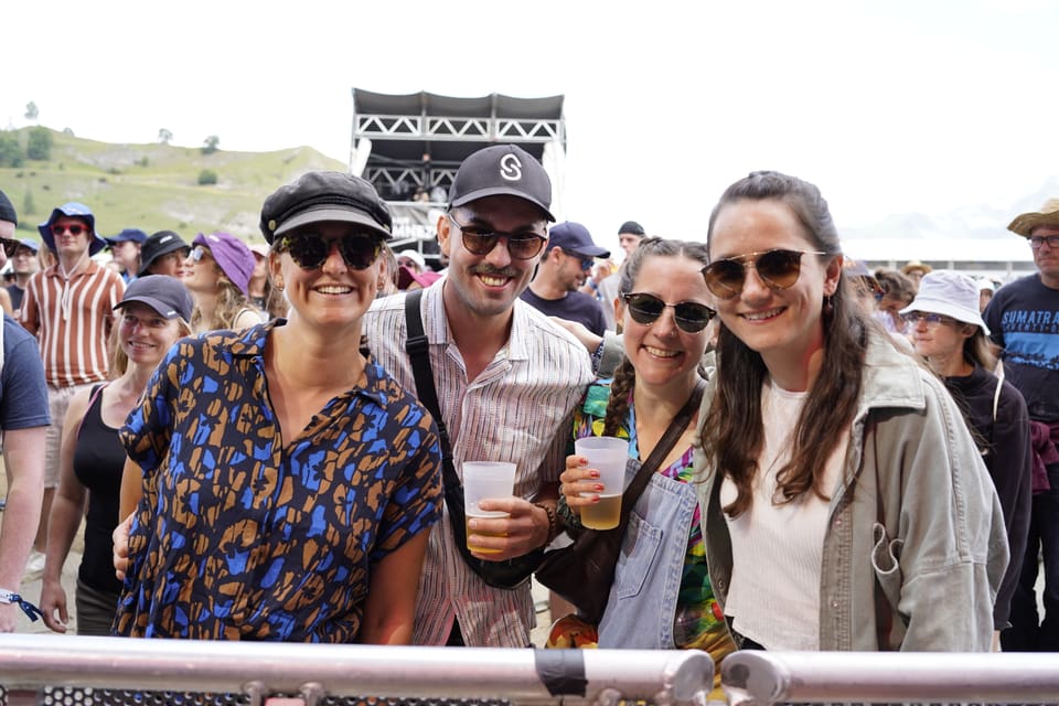 Das Publikum vor der Bühne am Open Air Lumnezia.