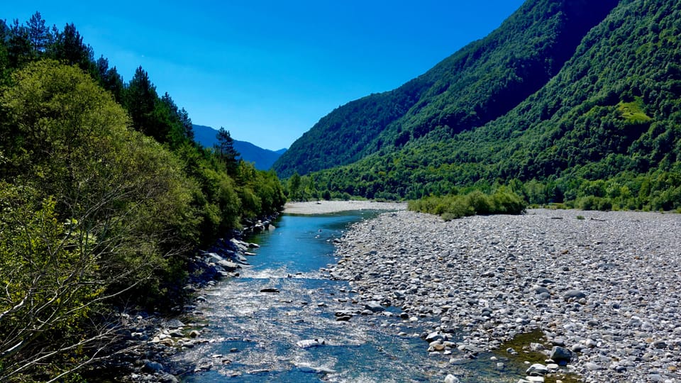 Blick von einer Hängebrücke auf das Flussbett der Maggia.