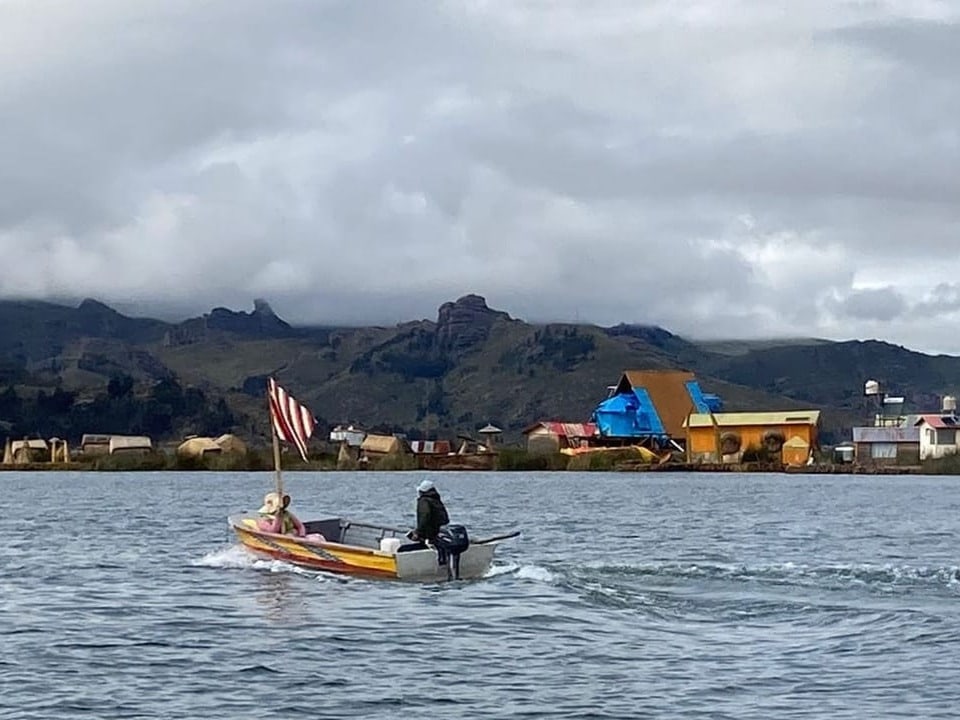 Boot mit Flagge vor bewölktem Himmel.