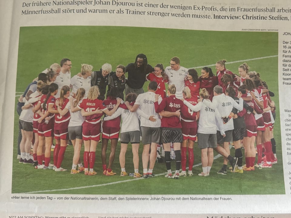 Mona Vetsch inmitten der Spielerinnen der Schweizer Frauenfussball Nati