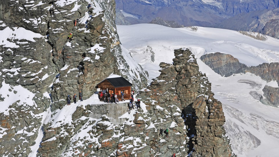 Eine kleine Hütte im Fels.