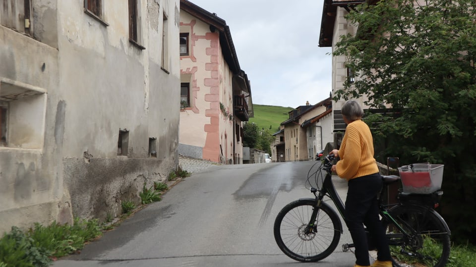 è s'engaschada per mussar als turists che passan normalmain be sperasvi l'istorgia dals bigls