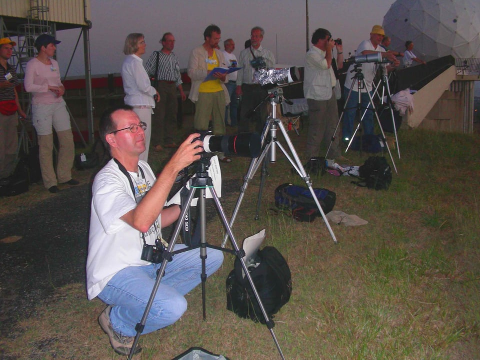 Walter Bersinger richtet in der Nähe des Weltraumbahnhofs Kourou in Französisch Guyana  für die Aufnahme der ringförmigen Sonnenfinsternis seine Kamera ein, 22. September 2006.