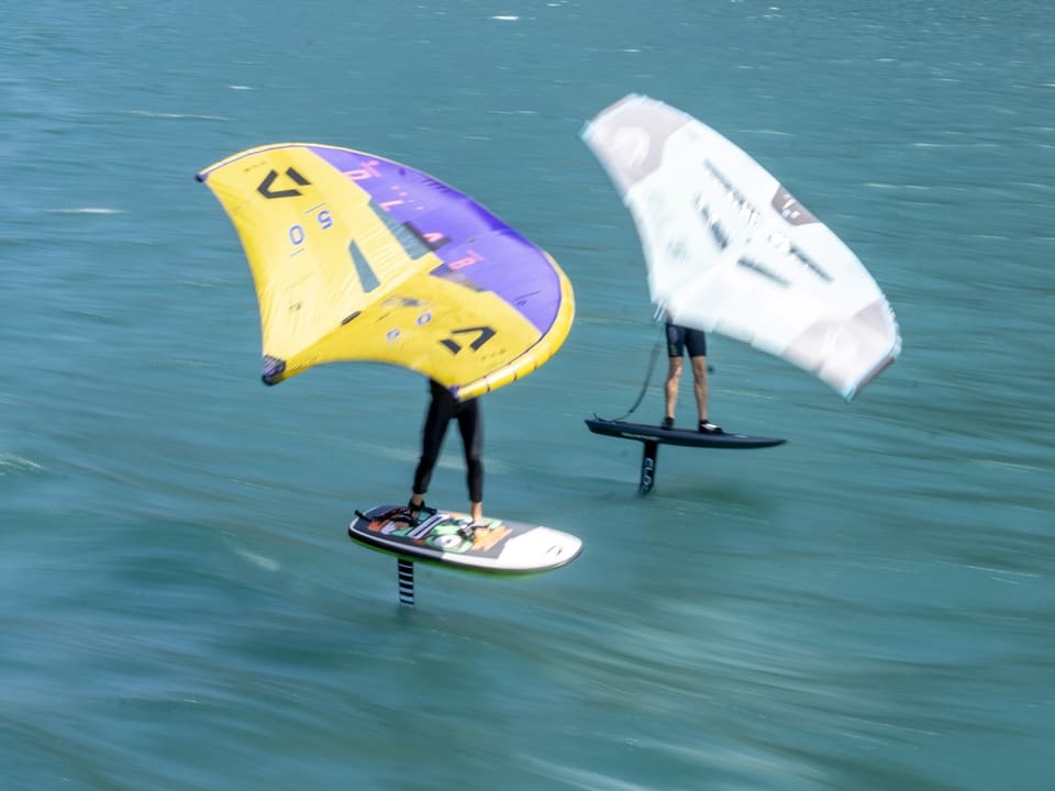 Zwei Wingsurfer rasen über den Vierwaldstättersee.