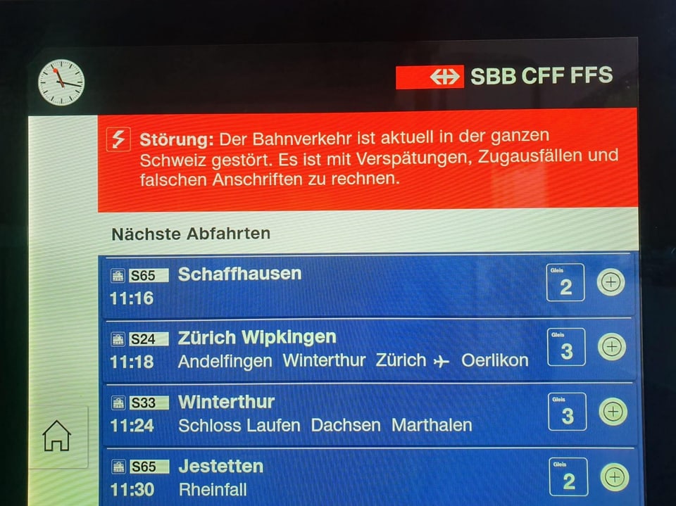 Bahnhofsanzeige mit Verspätungswarnung und Abfahrtszeiten der SBB.