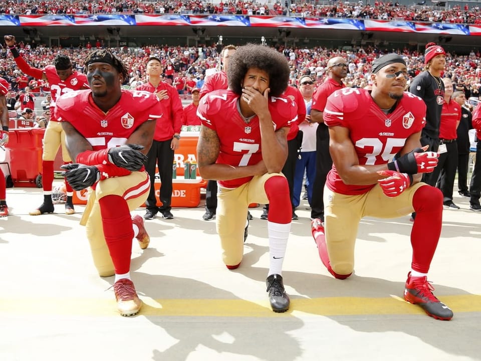 Footballspieler knien sich während der Nationalhymne nieder. Dies ist Teil der «Black Lives Matter»-Mobilisierungen.