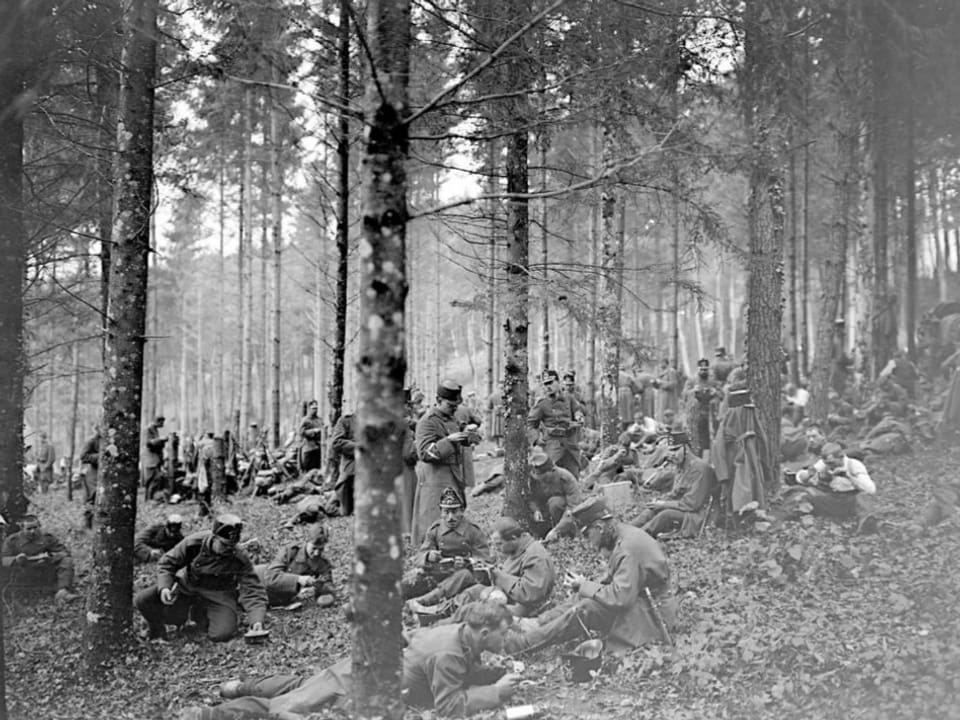 Reserven der Infanterie beim Mittagessen im Wald.