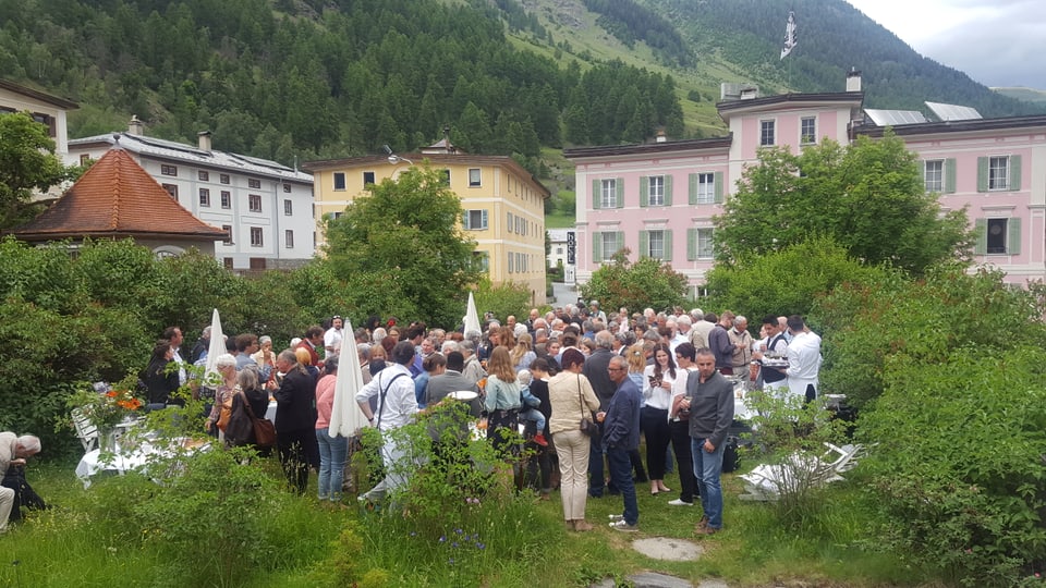 Blera glieud è sa participada a la surdada ed era a la festa amez Lavin.