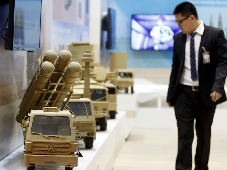 Modelle chinesischer Militärfahrzeuge an einer internationalen Militär-Expo am Flughafen Bagdad.
