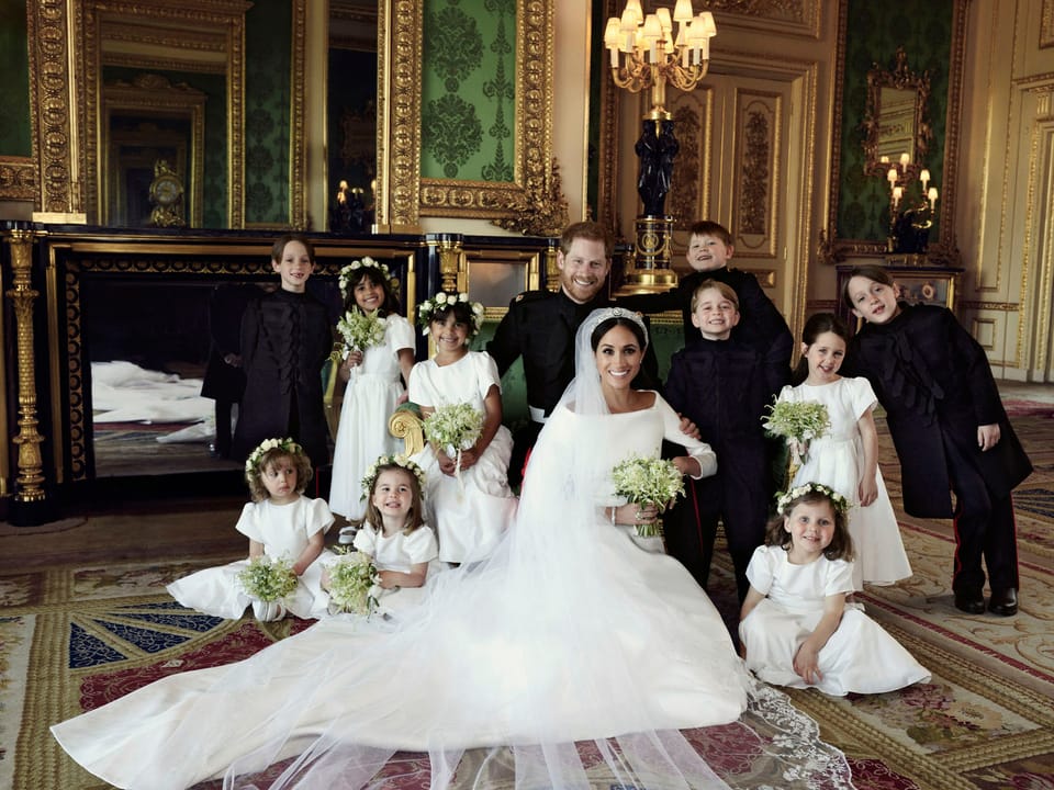 Hochzeitsfoto Harry und Meghan mit Blumenkindern