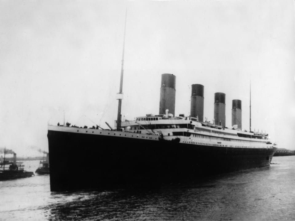 Historisches Schwarz-Weiss-Foto eines grossen Passagierschiffs auf dem Wasser.