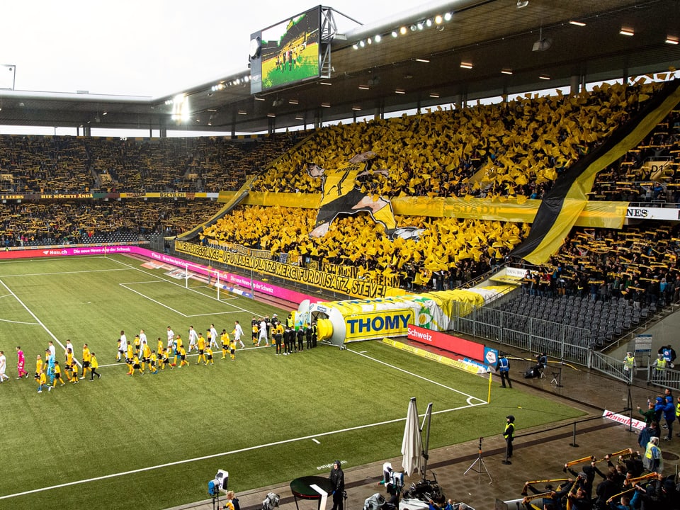 YB-Fans begrüssen ihre Spieler beim letzten Spiel der Saison.