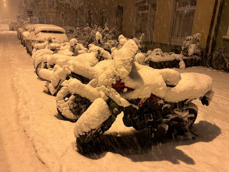 Schnee auf Motorrädern