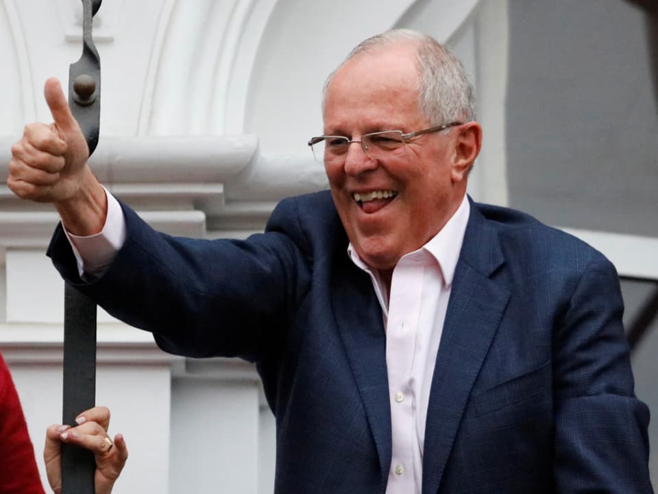 Pedro Pablo Kuczynski hebt den Daumen