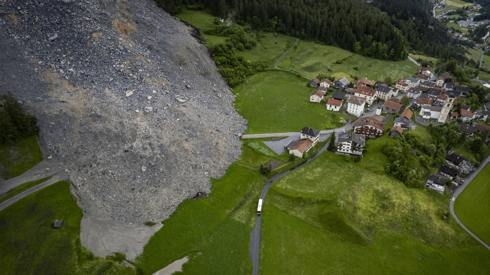 Die sich bewegenden Massen über dem Bünder Dorf Brienz im November 2024