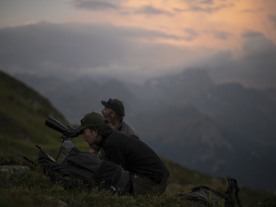 Manuel Jäger und sein Sohn Corsin auf der Suche nach Gamswild zum Start der Bündner Hochjagd, am Montag, 2. September.