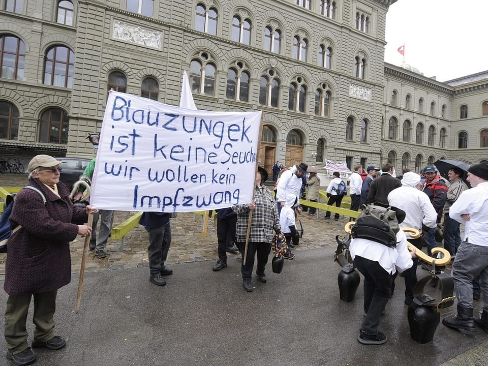 Bauern und Bäuerinnen demonstrieren mit Bannern vor dem Bundeshaus in Bern. 