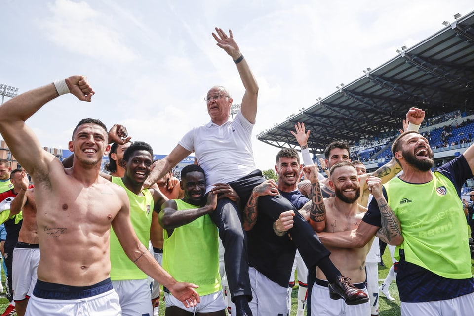 Claudio Ranieri wird von den Spielern auf Schultern getragen