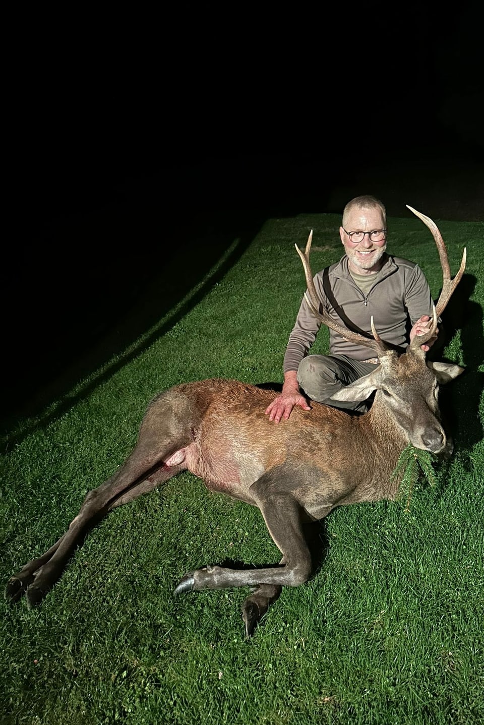 Jäger mit Hirsch