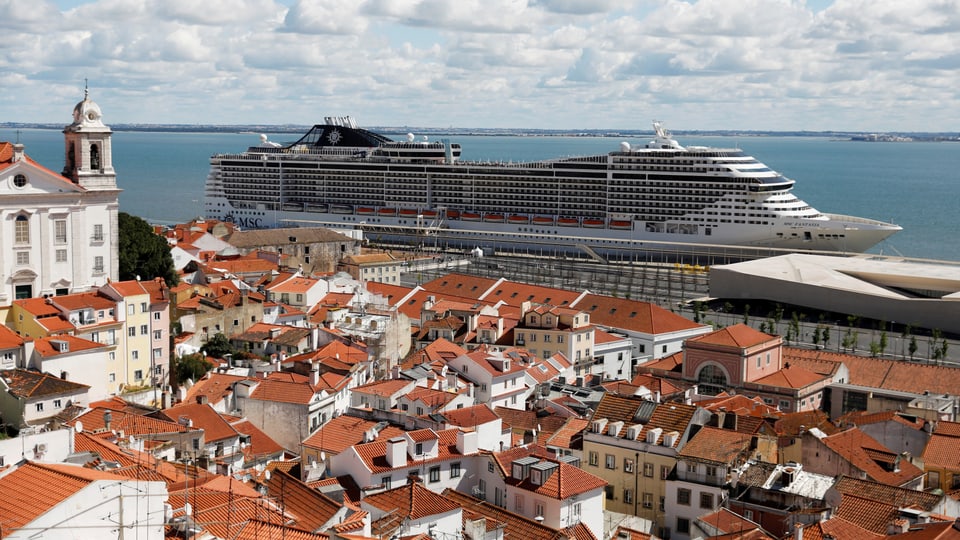 Kreuzfahrtschiff im Hafen von Lissabon