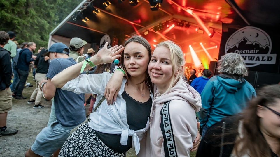 Julia und Julia aus Splügen erzählen während sie zu den Reggaebeats tanzen vom besten Event im Jahr, der besten Organisation sowie von super Musik. Also ziemlich zufrieden.